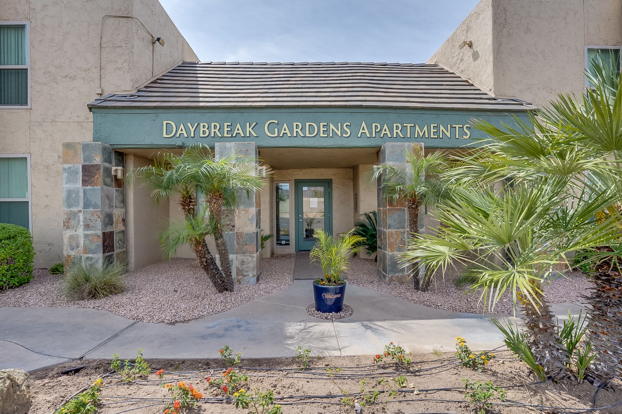 √ Daybreak Gardens Apartments Phoenix